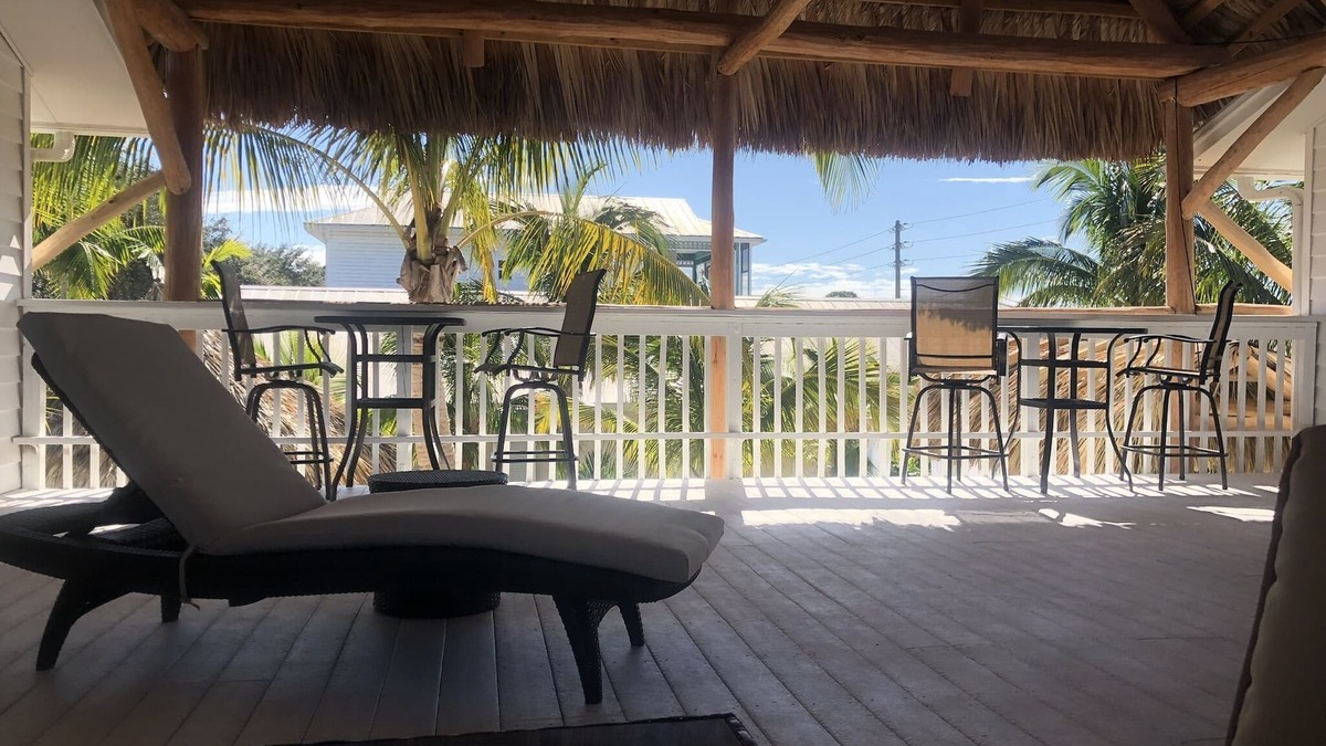 Englewood Apartment | Tropical Gateway to the Beaches. Caribbean Tiki Hut feeling - w/m discounts