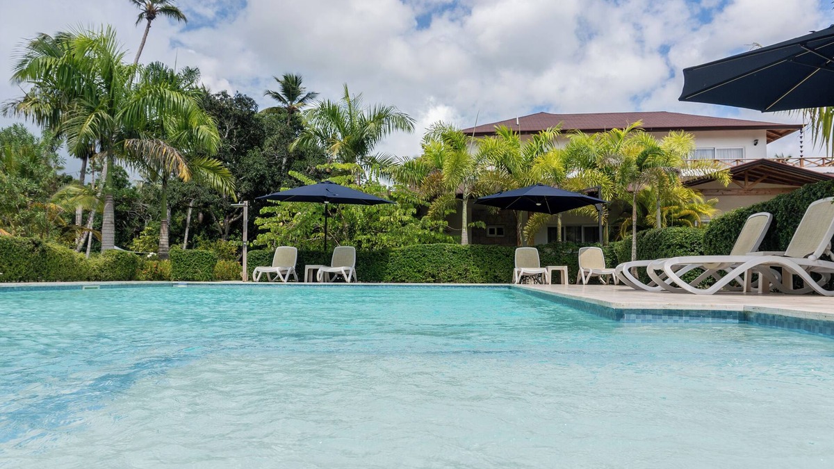 Sanchez Apartment | Tropical Getaway: Bungalow with Jacuzzi and Pool