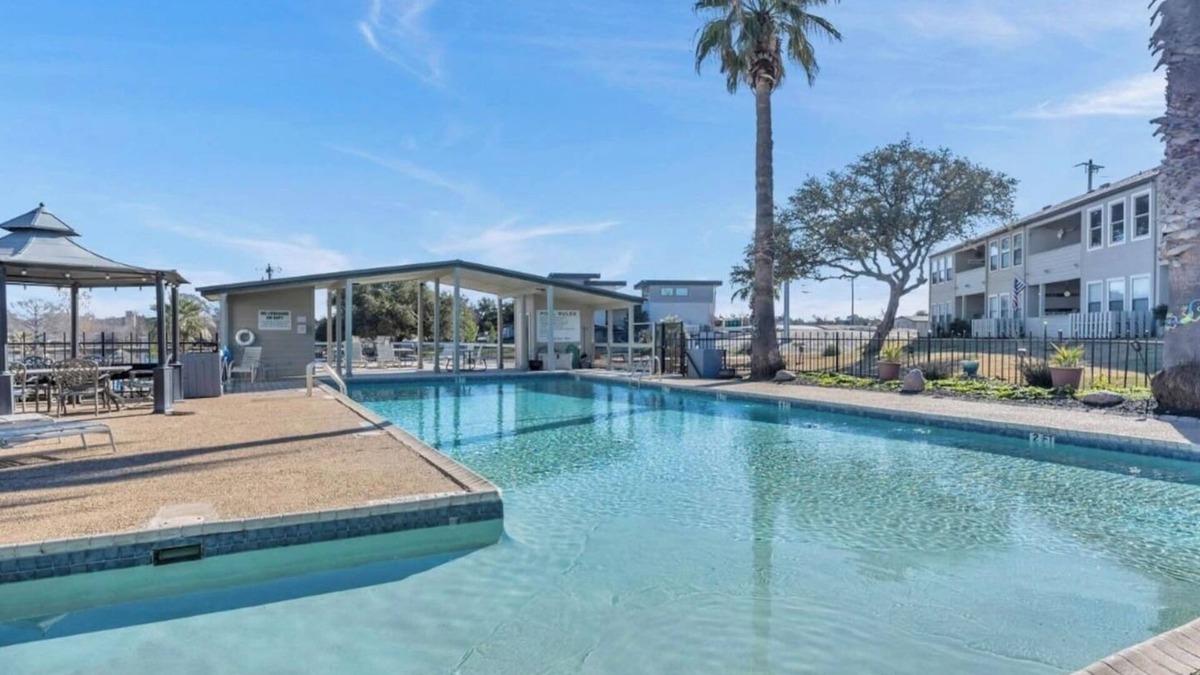 Granite Shoals Condo | Tropical Hideaway Condo