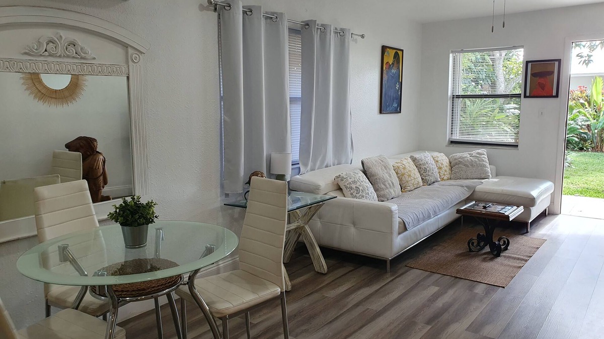 Central Oakland Park Cottage | Tropical Hideway