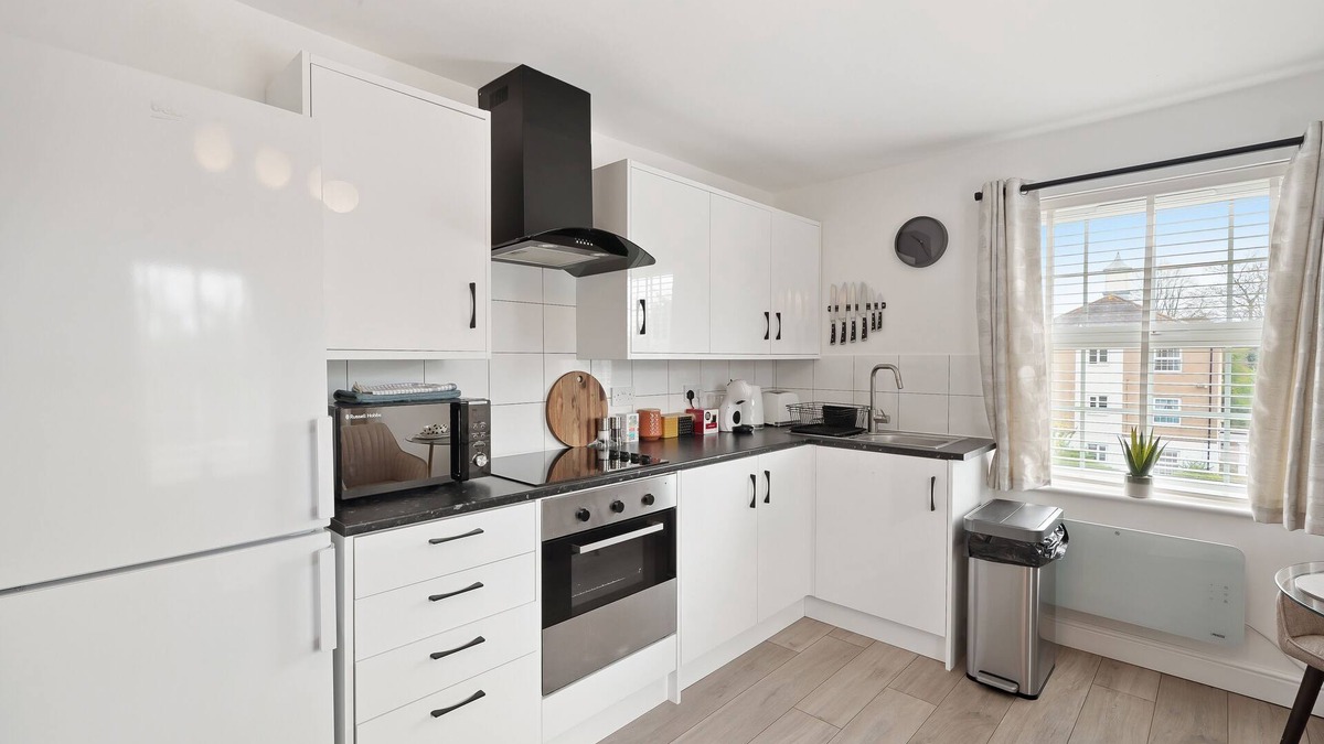 Dunmow Apartment | Tropical Inspired 2-Bedroom Flat