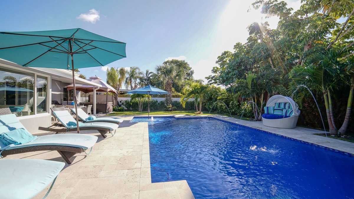 Wilton Manors House | Tropical Oasis heated salt pool & Hot Tub in Wilton Manor