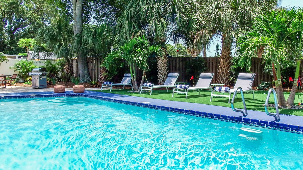 Bay Crest Park House | Tropical Oasis - Heated Pool - Hot Tub - Downtown and Beaches