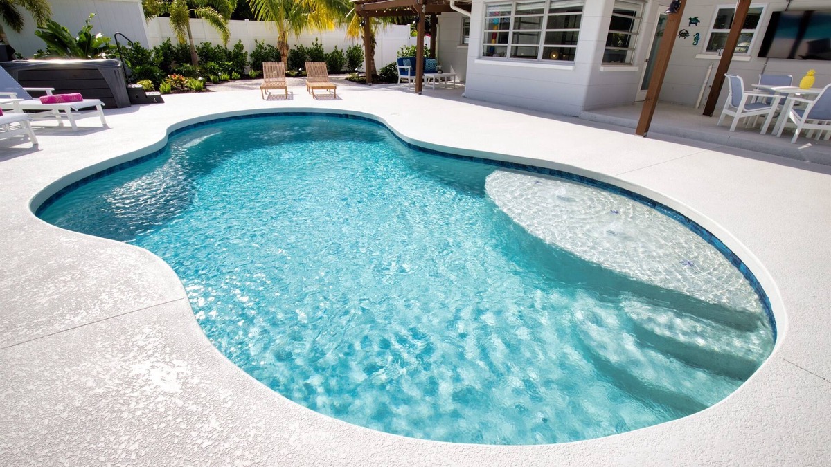 South Sarasota House | Tropical Oasis Heated Pool Hot Tub Near Siesta Key