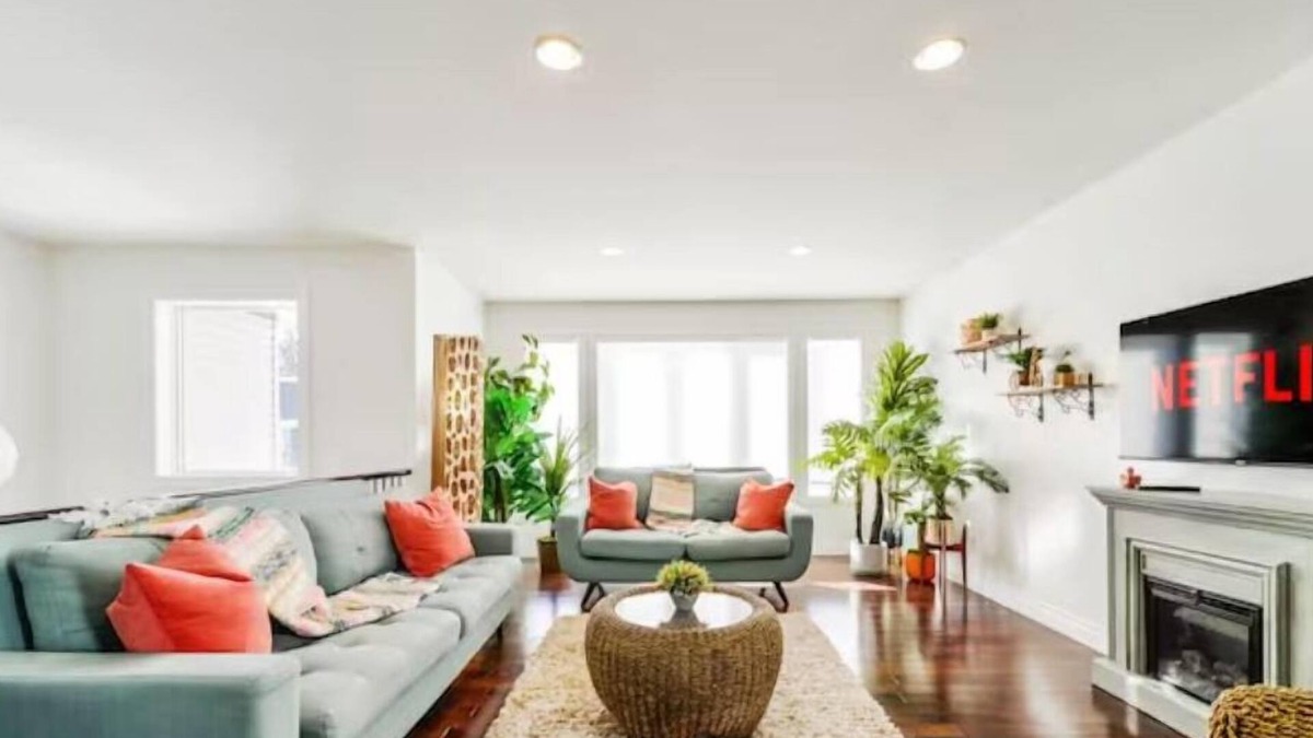 Jasper Place House | Tropical Oasis - King Beds - Garage - Long Stays!