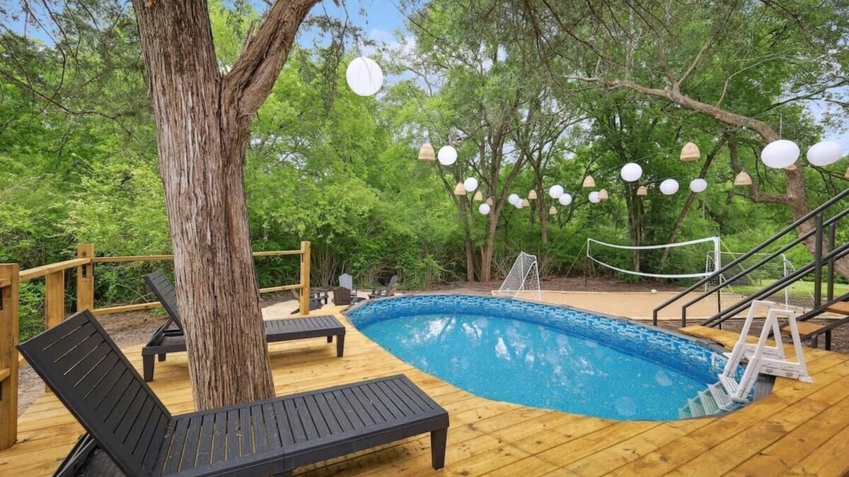 Lancaster House | Tropical Oasis - Pool + Beach Volleyball + Firepit