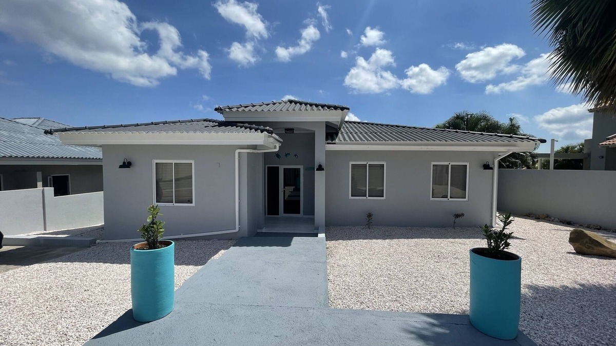 Grote Berg House | Tropical Oasis-Spacious home, pool & sea views! Water and electricity included.