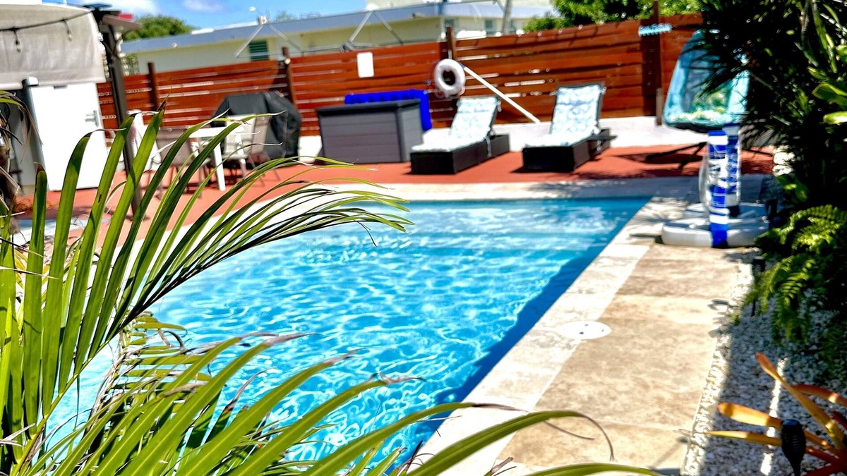 Levittown House | Tropical Oasis with pvt pool-near beach-La Placita-San Juan-Food-airport