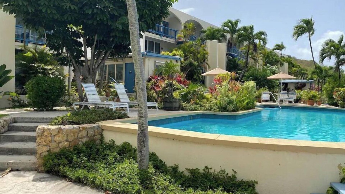 Estate East Street Condo | Tropical one bedroom condo steps from pool.