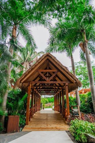La Puntilla Apartment | Tropical Paradise Beachfront Villa with Pool & BBQ
