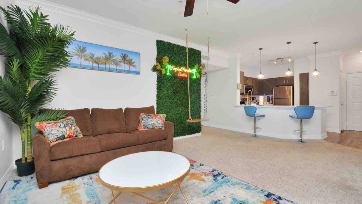 Braeswood Place Apartment | Tropical Paradise🌴2BR/2Bath/NRG/MedCenter/Galleria