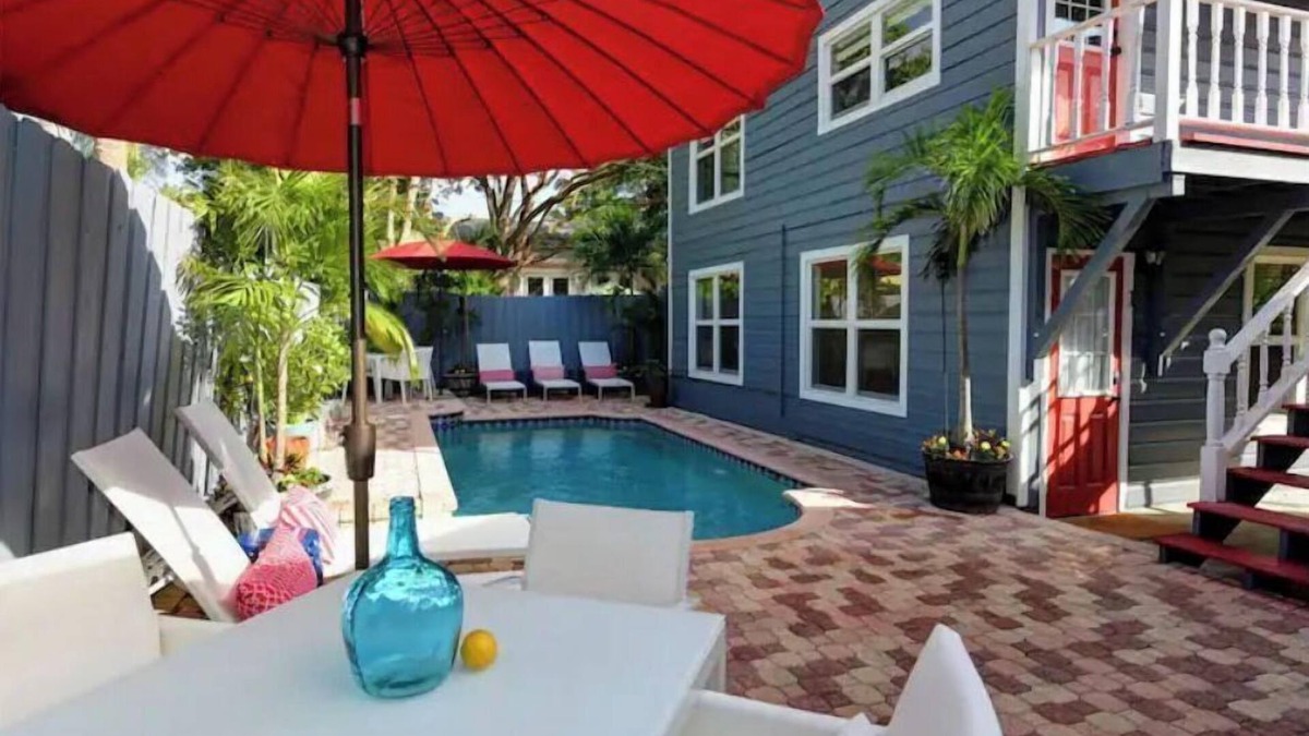 Flamingo Parks Apartment | Tropical Relaxation In The Downtown Arts District🏳️‍🌈