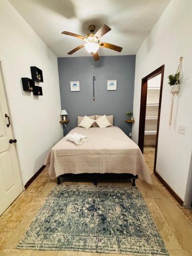 West End Apartment | Tropical Studio in Sunset Villas, West end