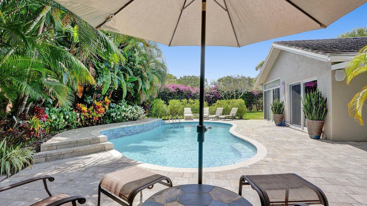 Lake Ida Shores House | Tropical, tranquil