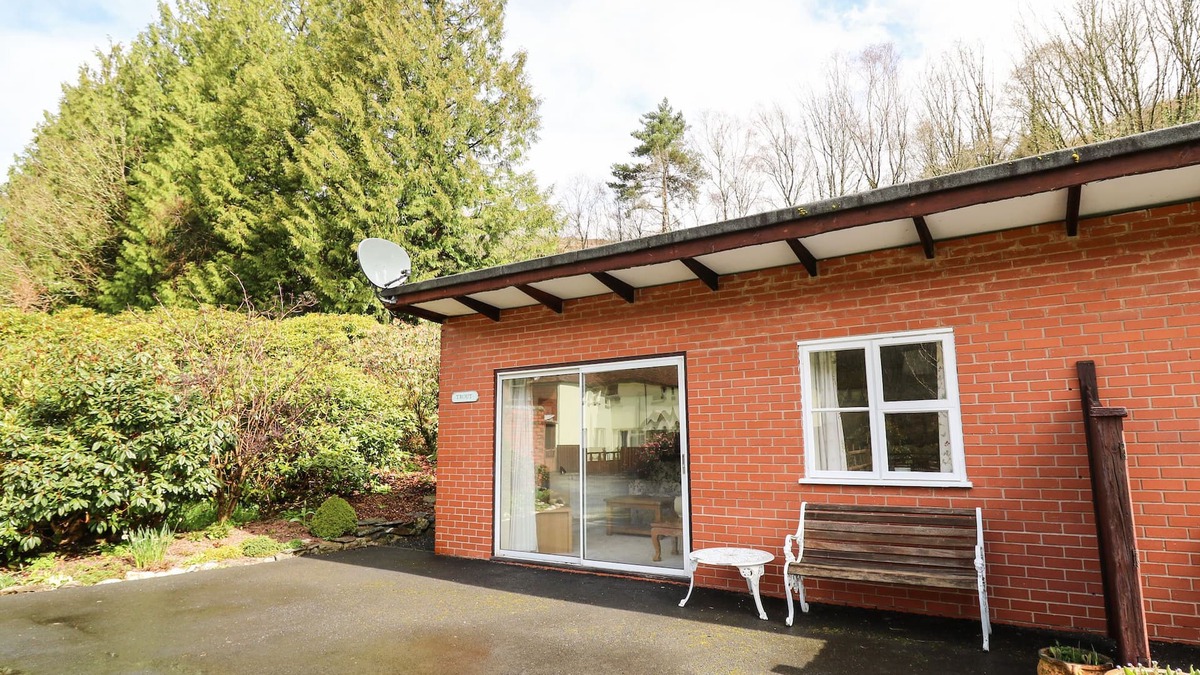 Llanwrthwl Cottage | TROUT COTTAGE, with a garden in Llanwrthwl