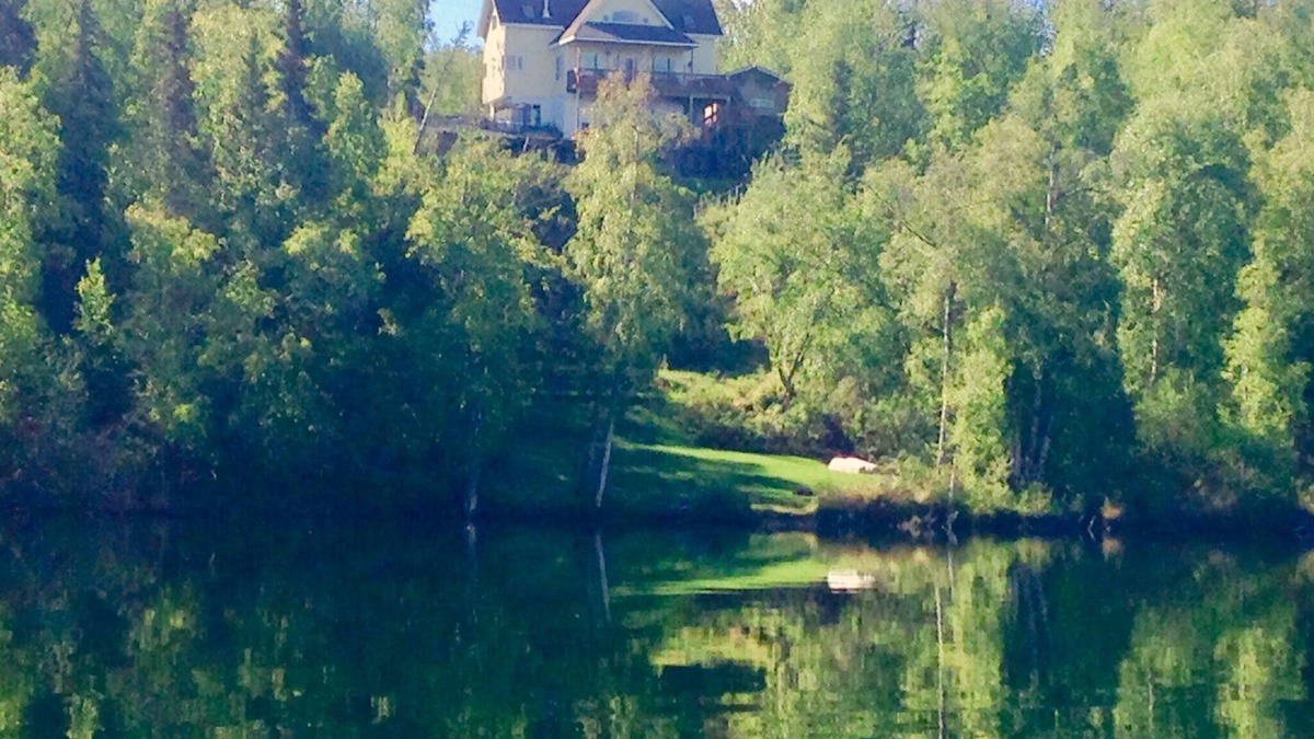 Gateway Ski Chalet | Trout Fishing Lake Front- Mt. Views- Fish, Boat, Hike, Play, Swim, sleeps 10