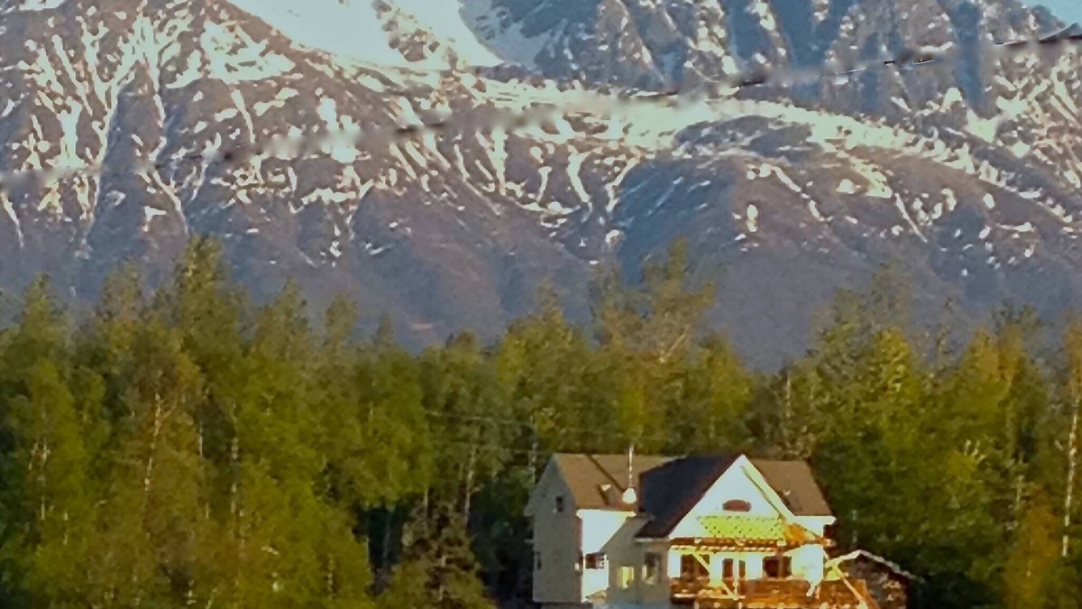 Gateway Ski Chalet | Trout Fishing Lake Front- Mt. Views- Fish, Boat, Hike, Play, Swim, sleeps 8