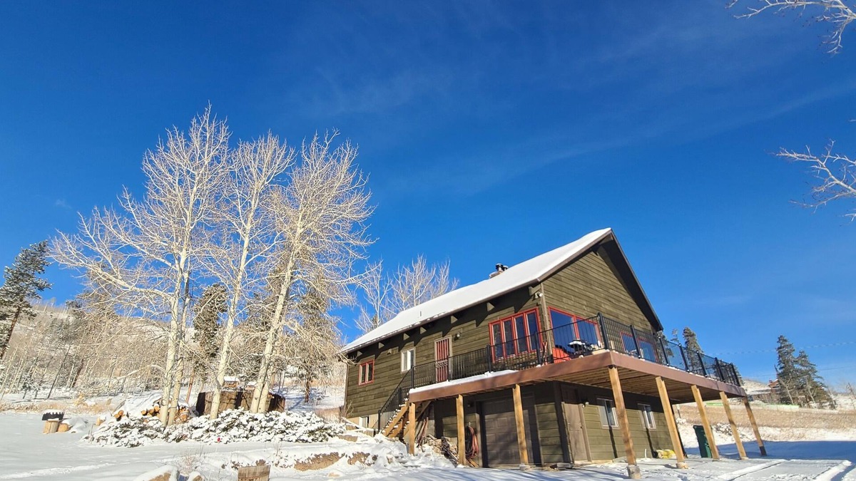 Silverthorne House | True mountain getaway with easy drive to over 6 ski resorts.