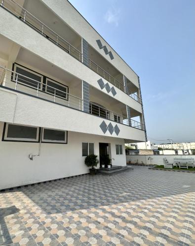 Tirupati Apartment | TrueLife - Bhavya Manor - Breakfast Included - 2500 SFT Modern homes with Garden - Panorama Tirumala Mountain View - Peaceful Location - Fast WiFi - Many restaurants nearby - Large hall, AC bedrooms, Kitchen - Android TV - Top service with lots of Love