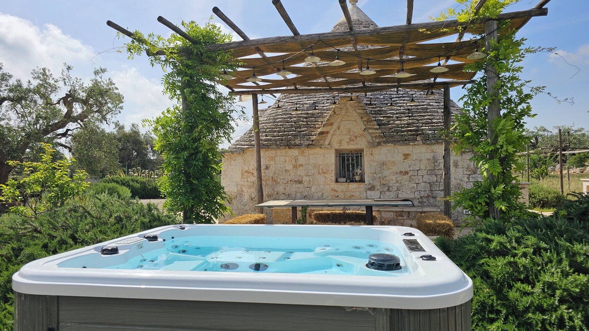 Cozzana House | Trullo Ape Regina - One Bedroom House, Sleeps 4