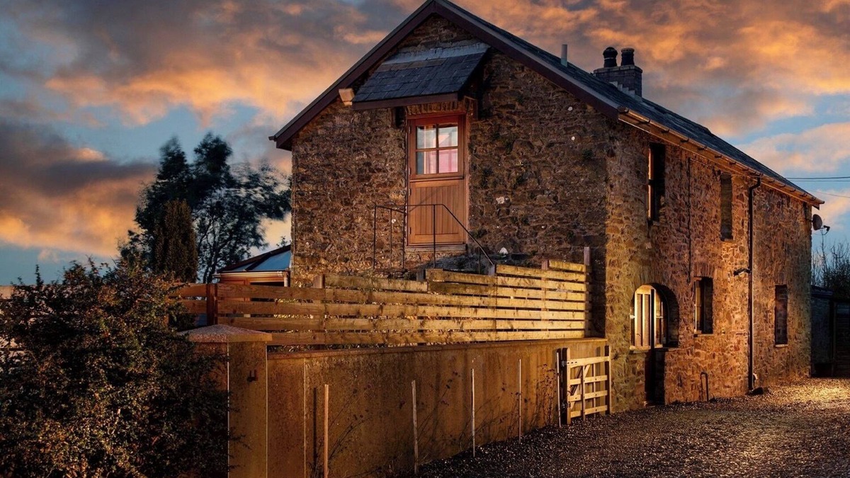 Tan-y-groes Cottage | Trysor Holiday Cottage a stunning Coach house with sea views, near Penbryn beach