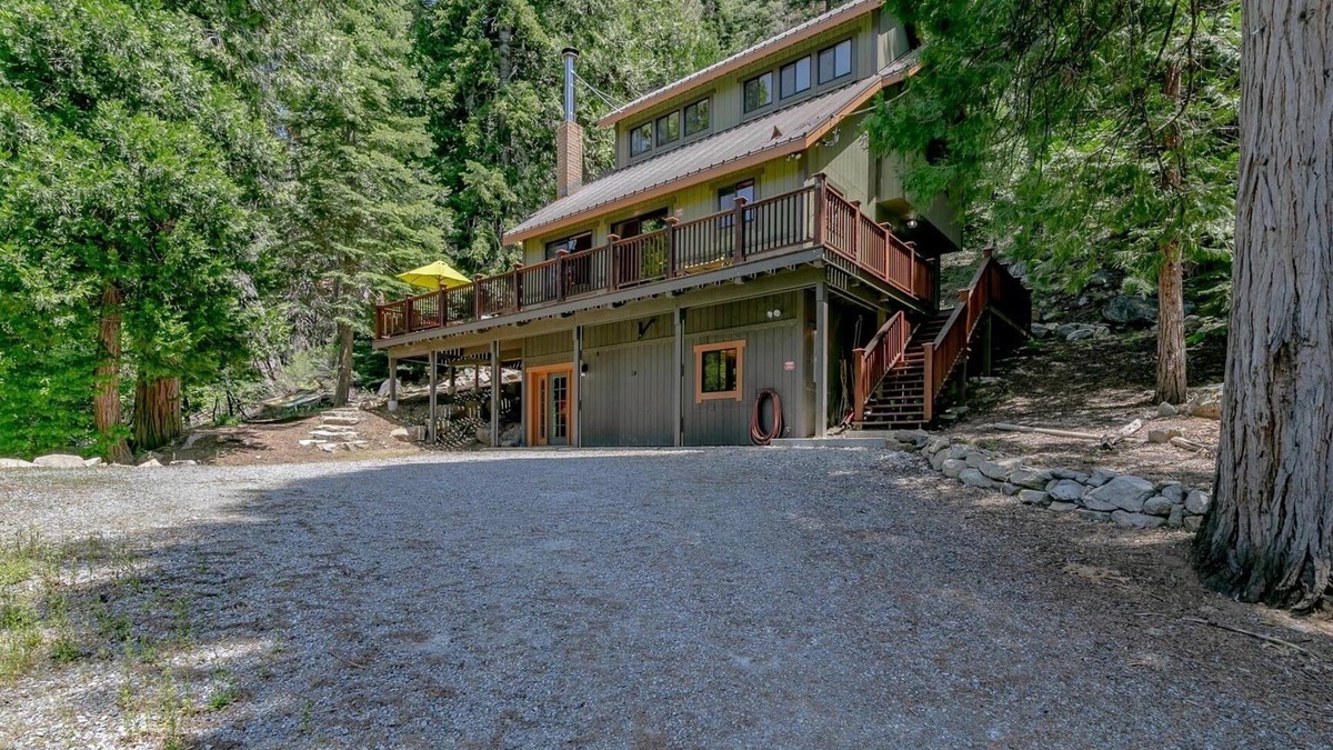Strawberry Cabin | Tucked Away Cabin w/Amazing Views and Pool Table