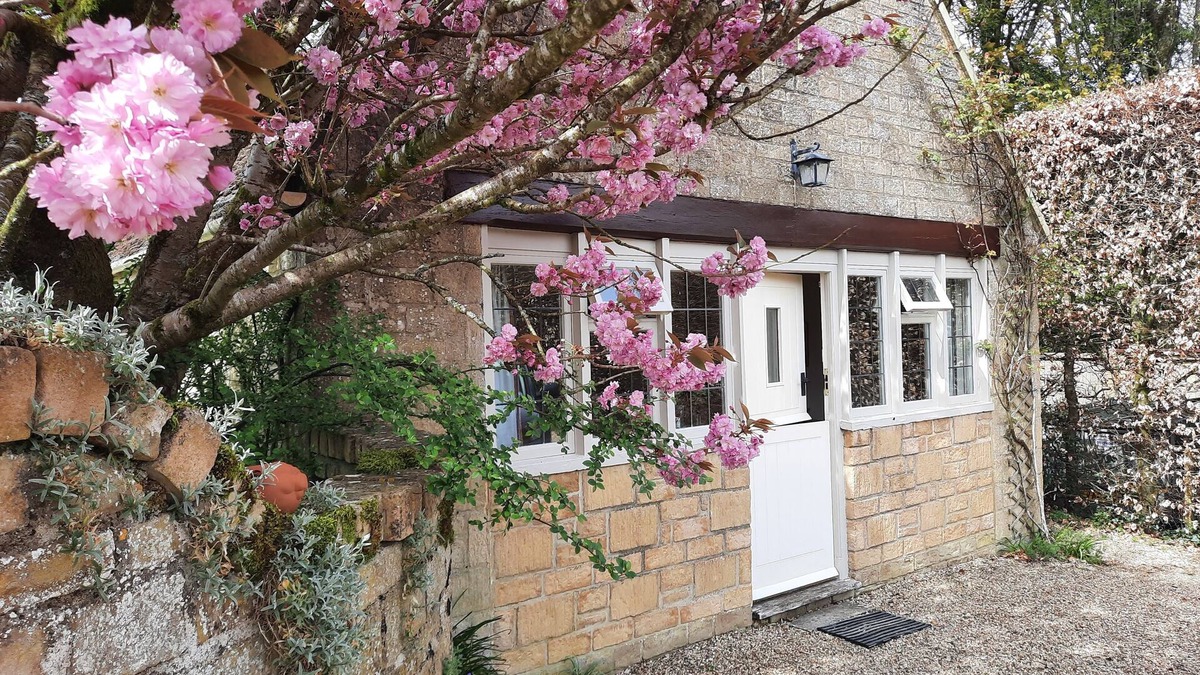Temple Guiting Cottage | Tucked away in a quiet rural village with pub. Great walking and cycling country