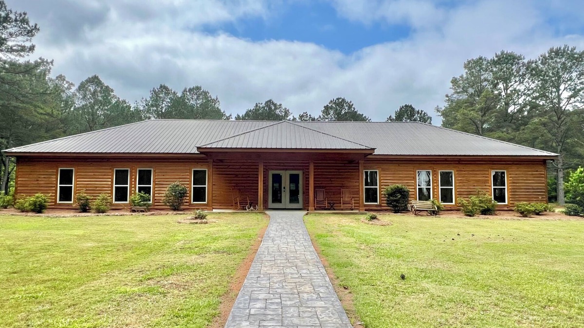Fort Valley Cabin | Tucked away in the quiet countryside of Fort Valley, GA, the Inn is an ideal setting for corporate retreats, family reunions, or group getaways.