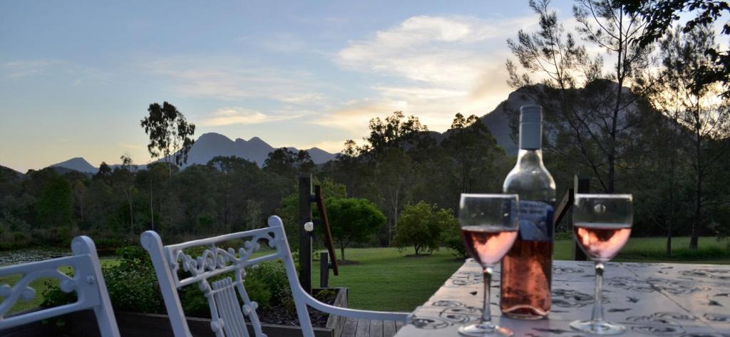 Rathdowney Bed & Breakfast | Tuckeroo Cottages & Gardens - Blue Wren & Kookaburra