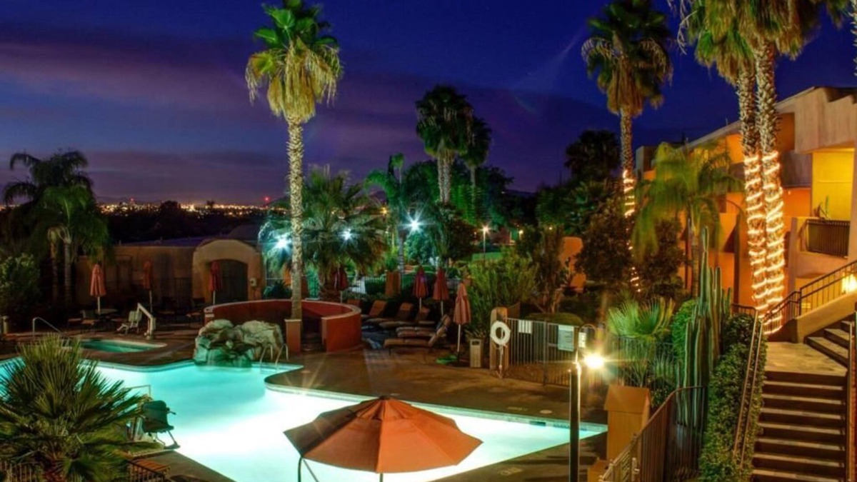 Casas Adobes House | Tucson's Serene Oasis with complimentary breakfast