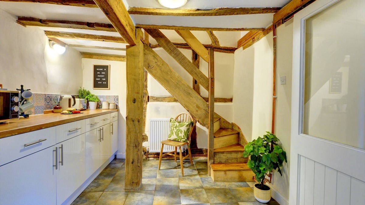 Warwick Cottage | Tudor Cottage - Historic Charm in Central Location