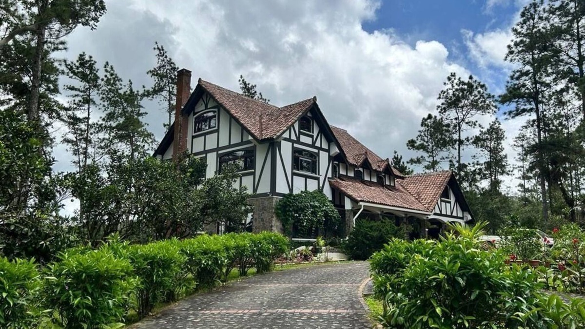 Cerro Azul House | Tudor Mountain Retreat
