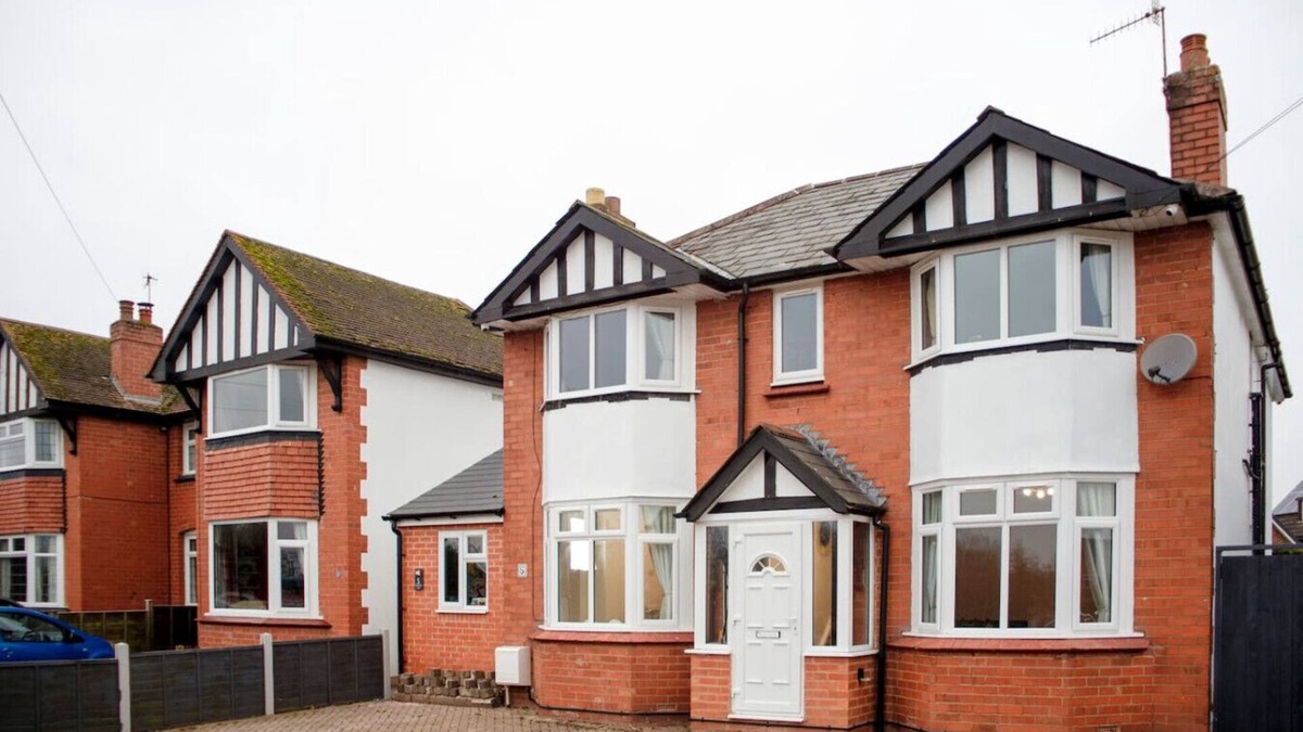 Powick House | Tudor-Themed 6-Bed Village Gem