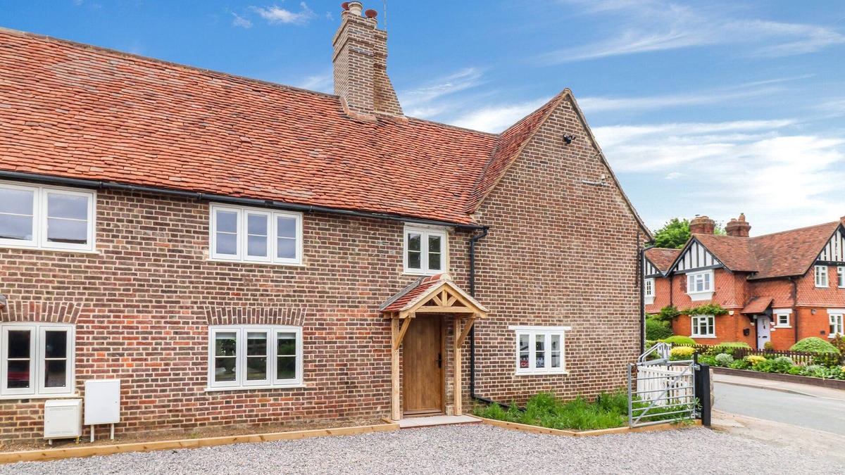 Chipperfield Cottage | TUFFS FARM COTTAGE, pet friendly, with open fire in Chipperfield