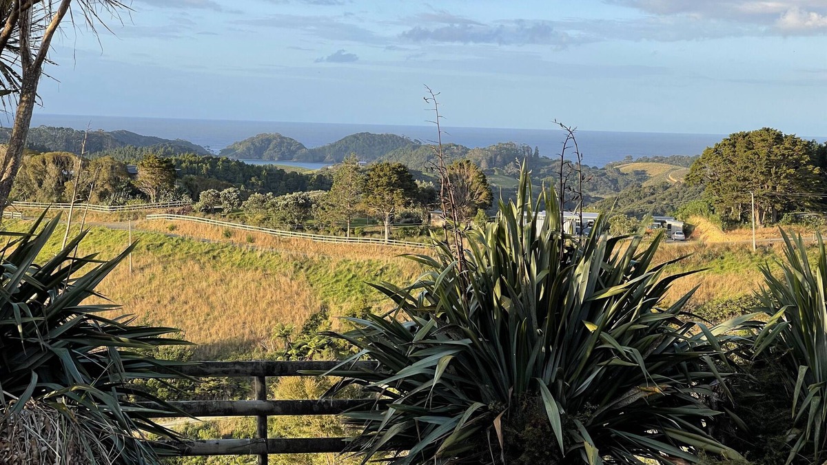 Tutukaka Cottage | Tui Cottage Private rural retreat with elevated views to the ocean