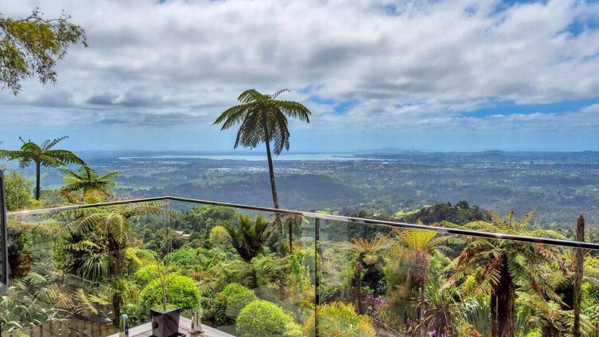 Waiatarua House | Tui Retreat with Breathtaking Views