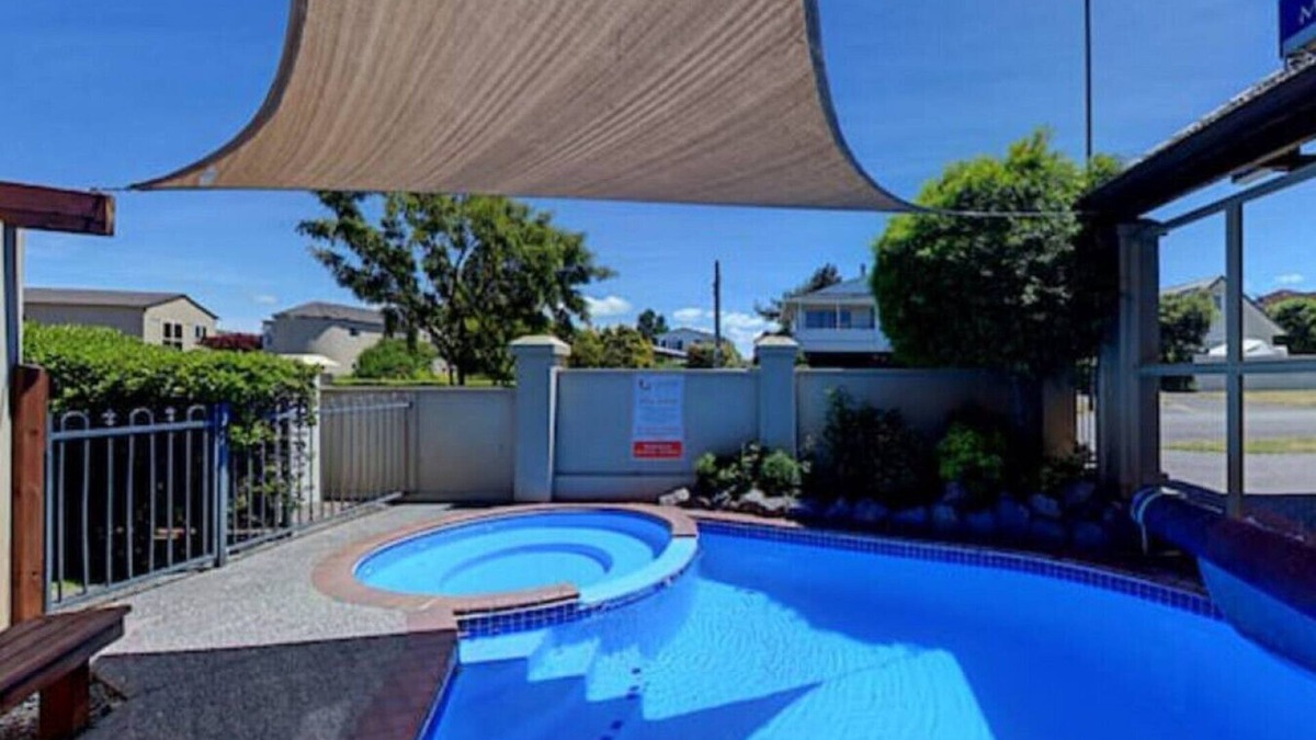 Taupo House | Tui Unit - So close to the lake +Pool