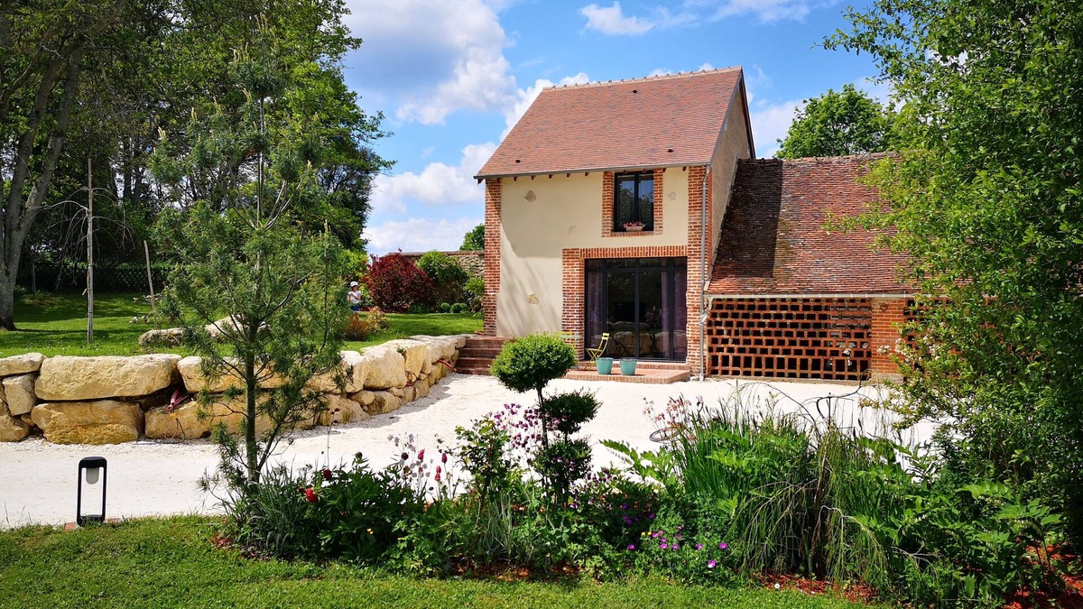 Ousson-sur-Loire House | "Tuilerie de la Côte" T3 garden view