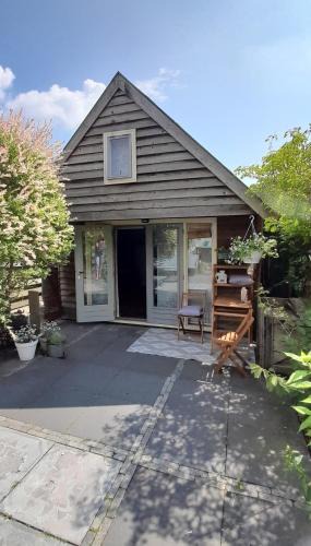 Hoogeveen Bed & Breakfast | Tuinhuis In je Element