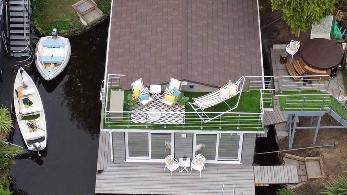 Richmond-upon-Thames Boat Rental | Tulana Taggs, floating home & hot tub on idyllic island-Hampton Court & Richmond