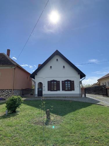 Fertoszentmiklos Apartment | Tulipános vendégház