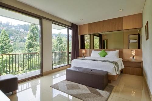 Bandung Villa | Tulip Hill View Villa 6 bedrooms with a private swimming pool and movie room
