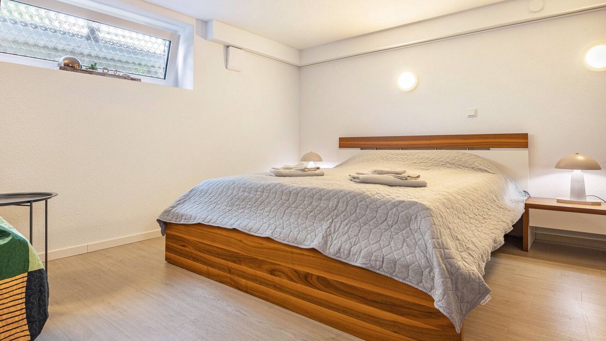 Melle Apartment | ‘TULIP PATH 3’, holiday & fitter basement flat with heart