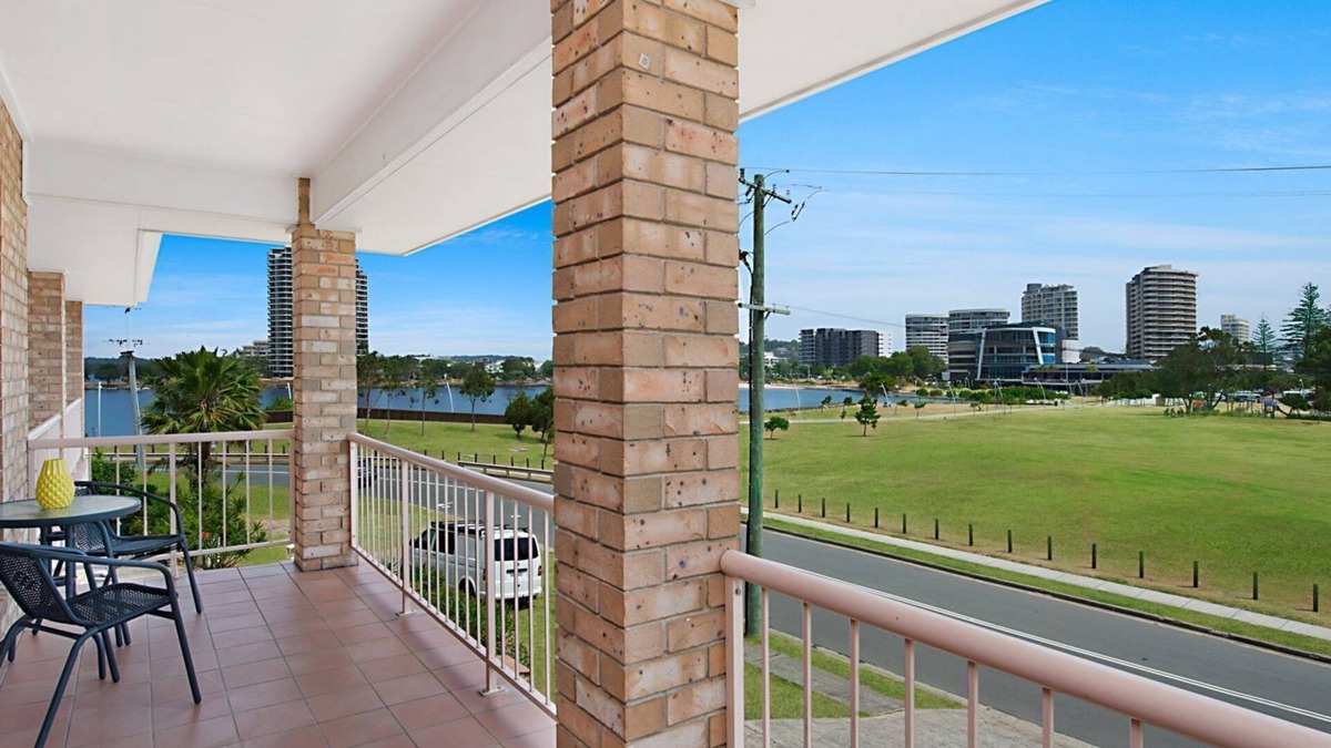 Tweed Heads Apartment | Tumut Unit 2- Easy Walk to Rainbow Bay Beach and Twin Towns Services club, Wi-Fi is included