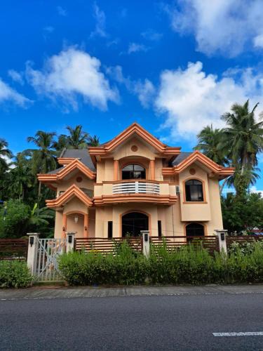 Llorente House | Tungkip House Bed and Breakfast