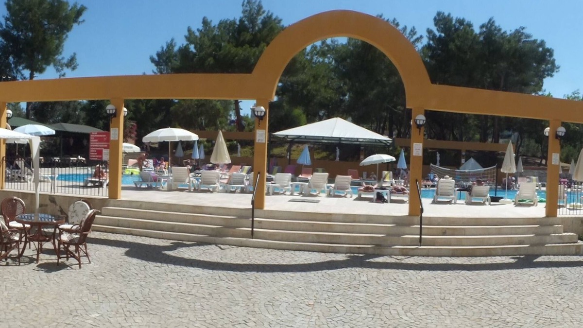 Kadnlar Denizi Mahallesi Resort | Tuntas Family Suites Kusadasi