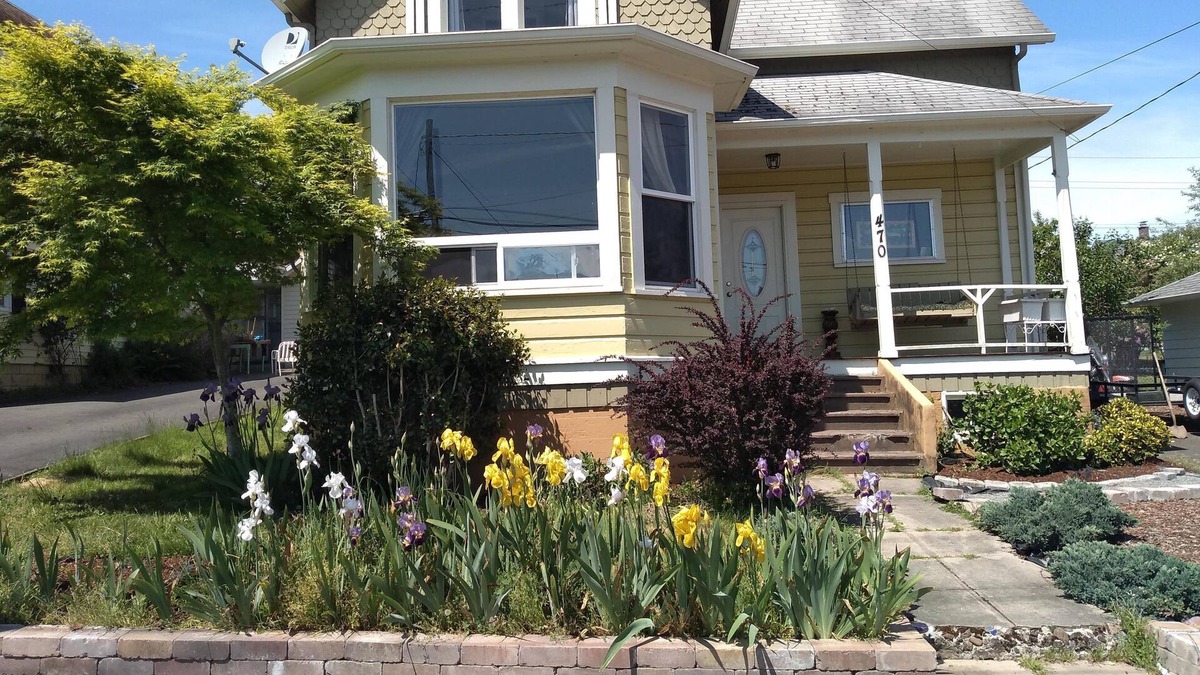 Clatskanie House | Turn of the Century Cottage Style home