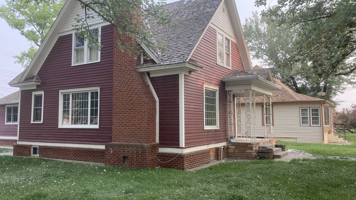 Miles City House | Turn of the Century Charm close to historic downtown Miles City!