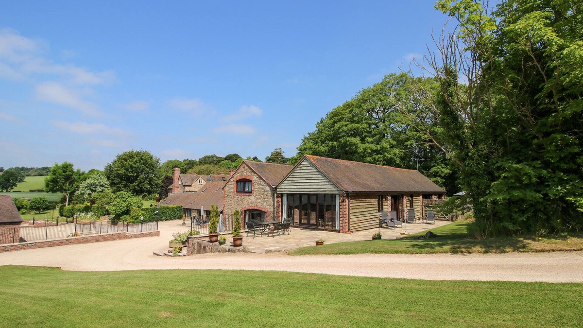 Wall-under-heywood Cottage | TURNIP HOUSE, pet friendly, luxury holiday cottage in Cardington