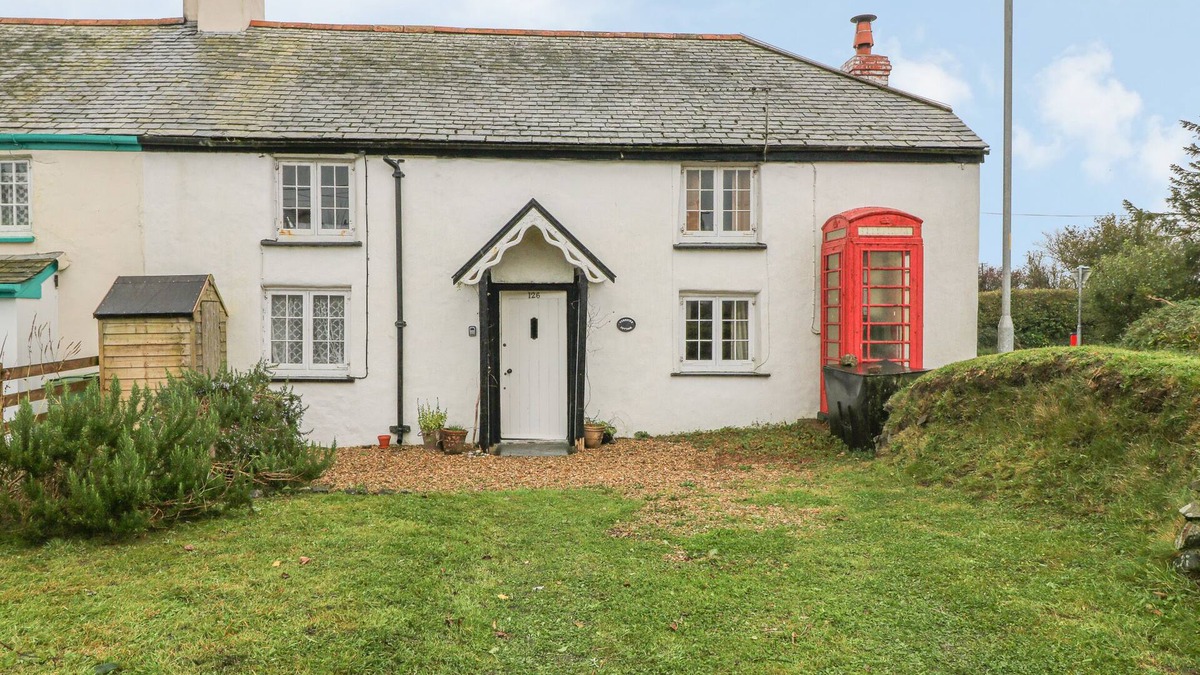 Clovelly Cottage | TURNPIKE COTTAGE, pet friendly, with open fire in Woolfardisworthy